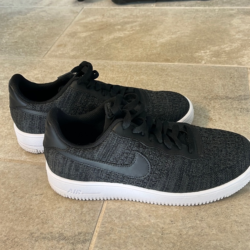 Black Nike air lightweight women’s sneakers.Great Condition